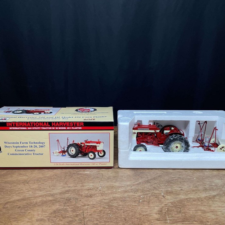 1/16 IH 340 w/Planter 2007 Wisconsin NIB SC