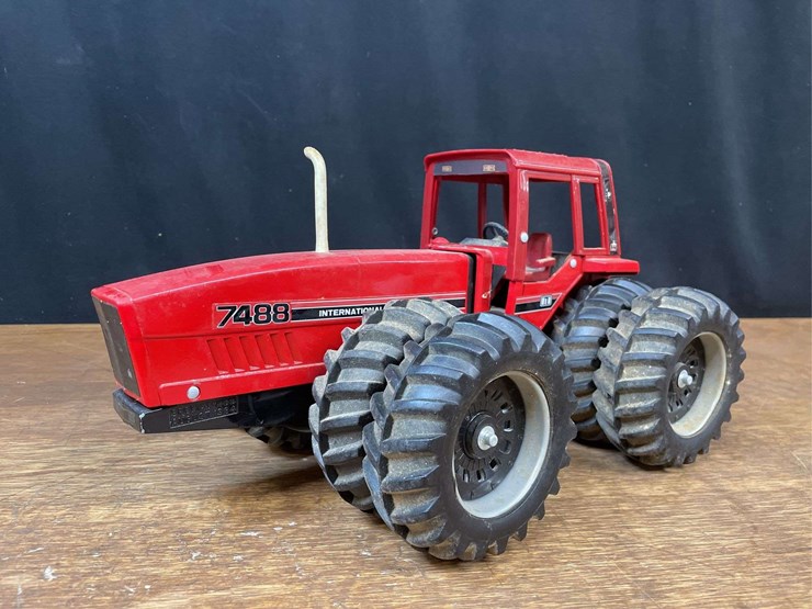 1/16-ih-7488-collector-ertl-image-1