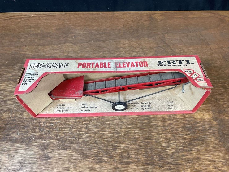 1/16-ih-tru-scale-bale-elevator-nib-ertl-image-2