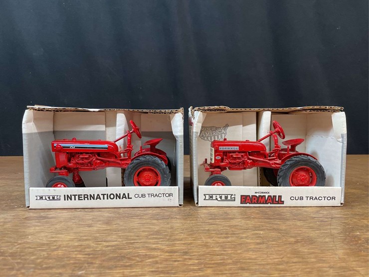 (2)-1/16-ih-farmall-cub-nib-ertl-image-1