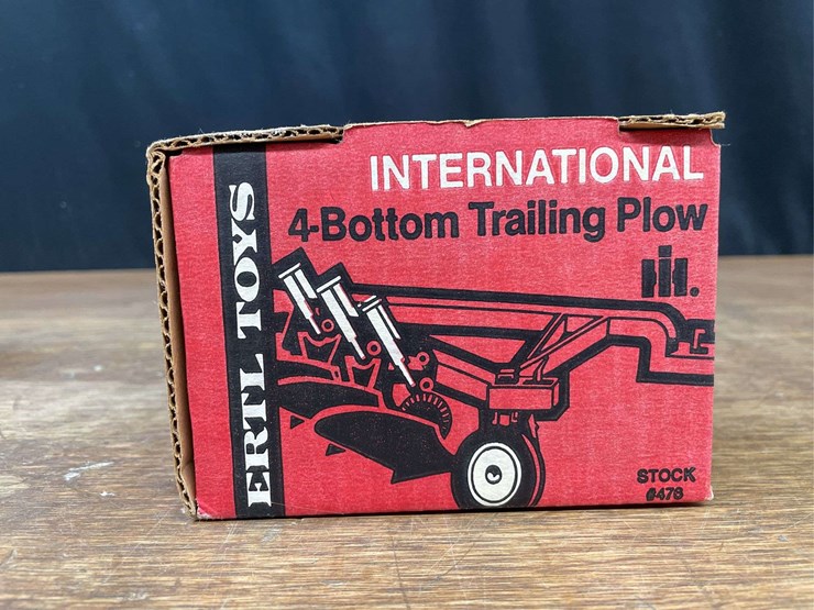 1/16-ih-plow-nib-ertl-image-5