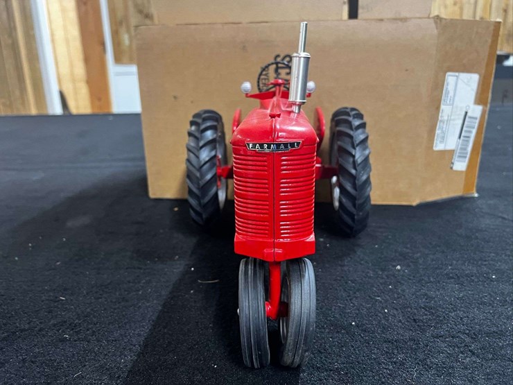 1/8-farmall-m-nib-sm-image-20