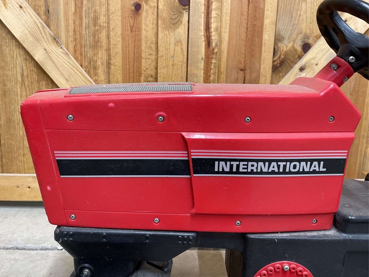 ih-pedal-tractor-ertl-image-10