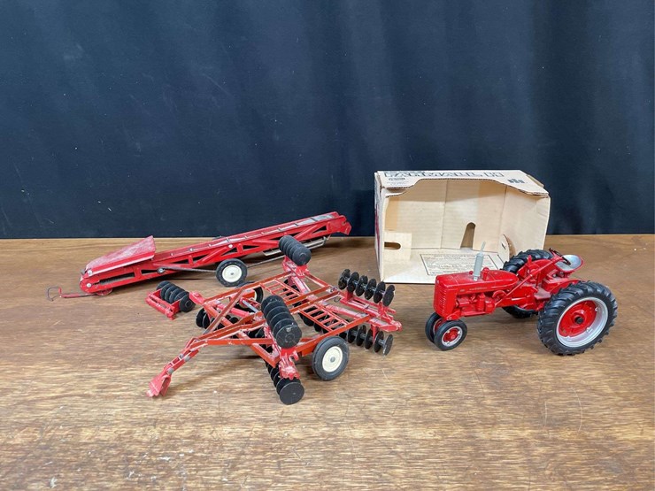(3)-1/16-farmall-200,-disk,-elevator-ertl-image-1