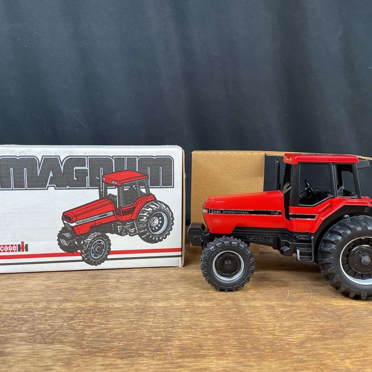 1/16 Case-IH Magnum 7130 1990 Strasbourg NIB Ertl