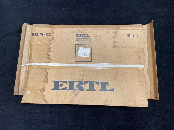 (3)-1/16-ih-cardboard-barn-ertl-image-10