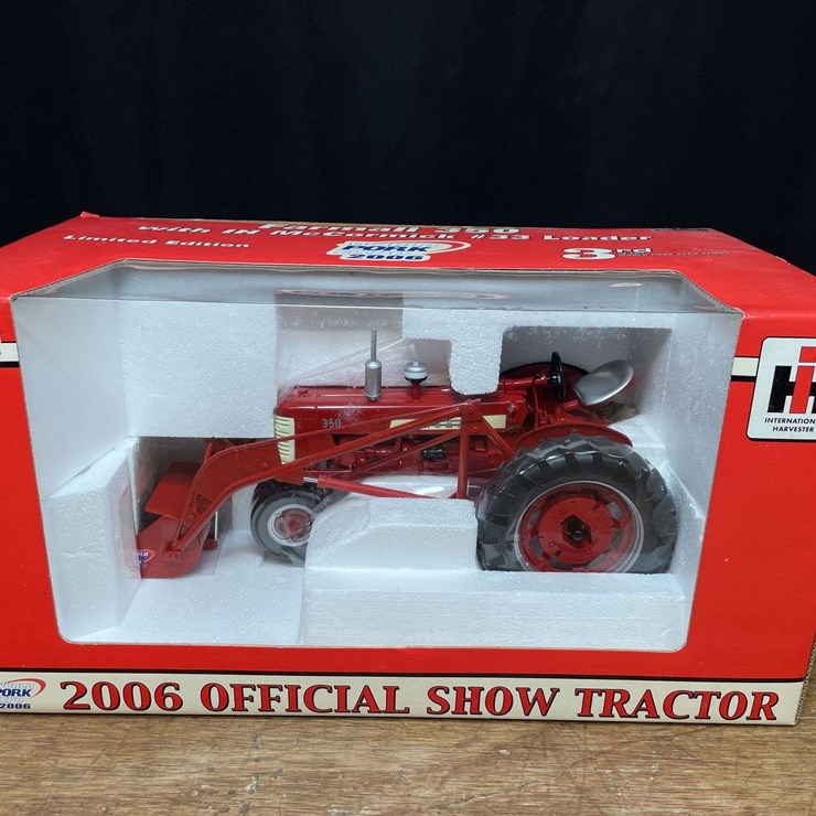 1/16 Farmall 350 w/Loader 2006 Pork Expo NIB SC