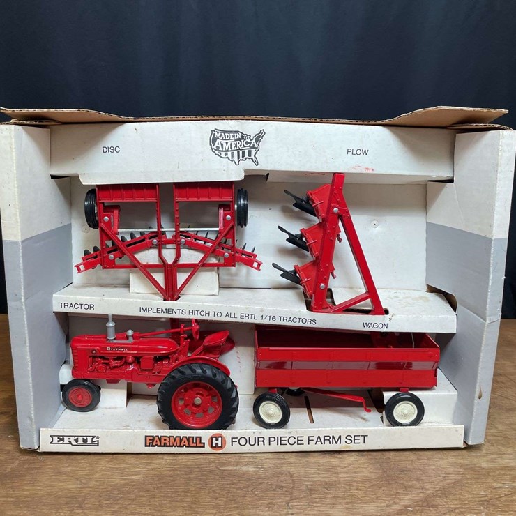 1/16 Farmall H Farm Set NIB Ertl