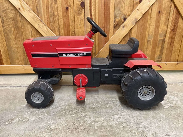 ih-pedal-tractor-ertl-image-2