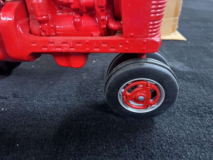 1/8-farmall-m-1995-fps-nib-sm-image-13