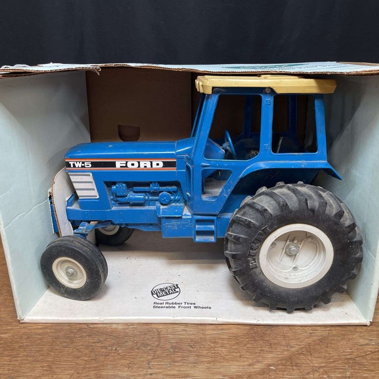 1/12 Ford TW-5 NIB Ertl