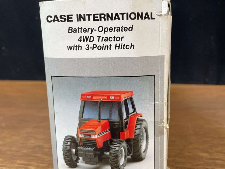 (3)-1/32-case-ih-tractors-+-spreader-nib-ertl-image-4