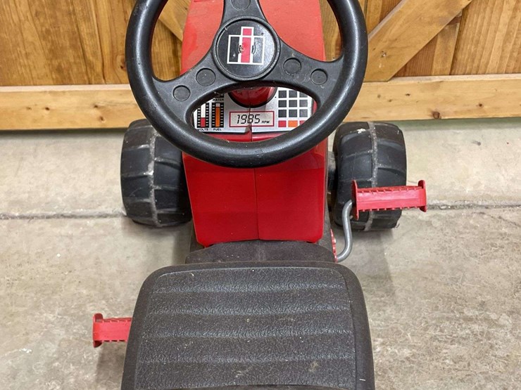 ih-pedal-tractor-ertl-image-17