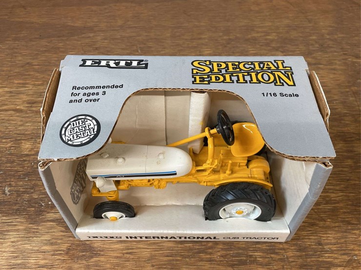 (2)-ih-farmall-cub-nib-ertl-image-10