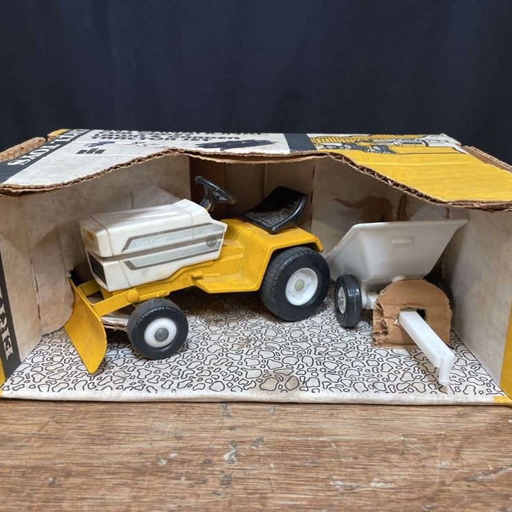 1/16 IH Cub Cadet 1650 L&G Set NIB Ertl