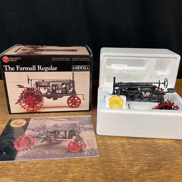 1/16 Farmall Regular Precision NIB Ertl