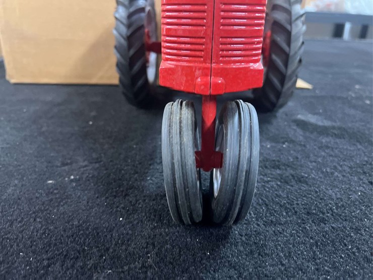 1/8-farmall-m-1995-fps-nib-sm-image-15
