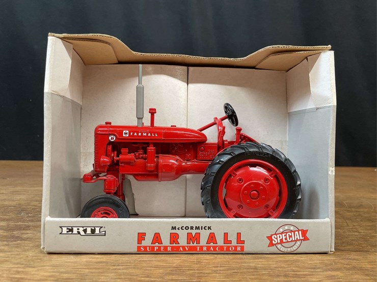 1/16-farmall-super-av-special-edition-nib-ertl-image-1