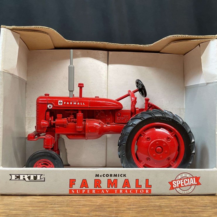 1/16 Farmall Super AV Special Edition NIB Ertl