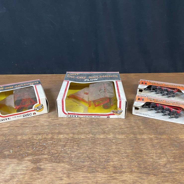(4) 1/32 IH Implements NIB Ertl