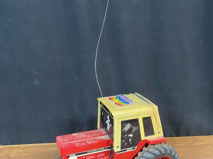 (3)-ih-tractors-+-baler-ertl-image-7