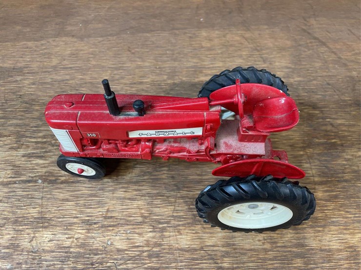 (2)-1/16-farmall-350-+-case-ih-baler-ertl-image-4