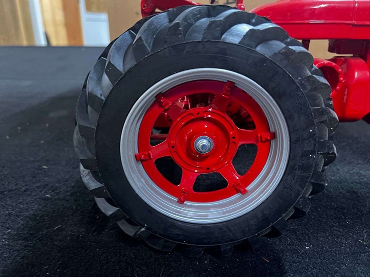 1/8-farmall-m-nib-sm-image-21