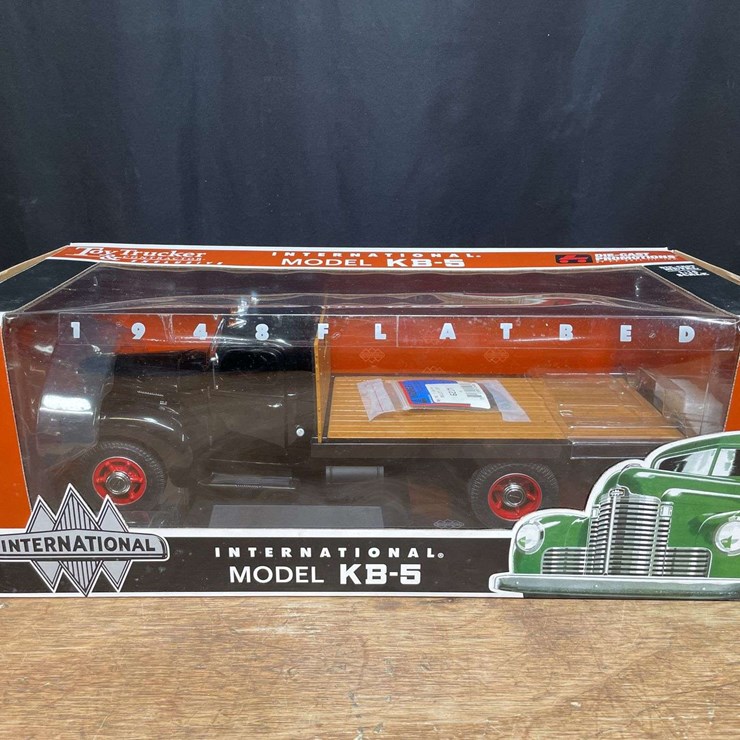 1/16 IH KB-5 Flatbed Truck NIB DCP
