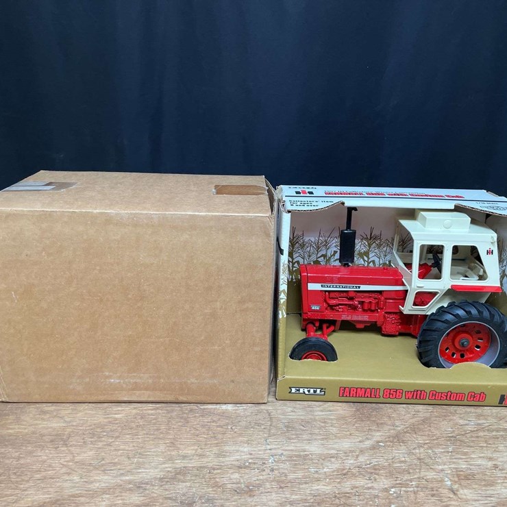 1/16 IH 856 1997 IH Collectors NIB Ertl