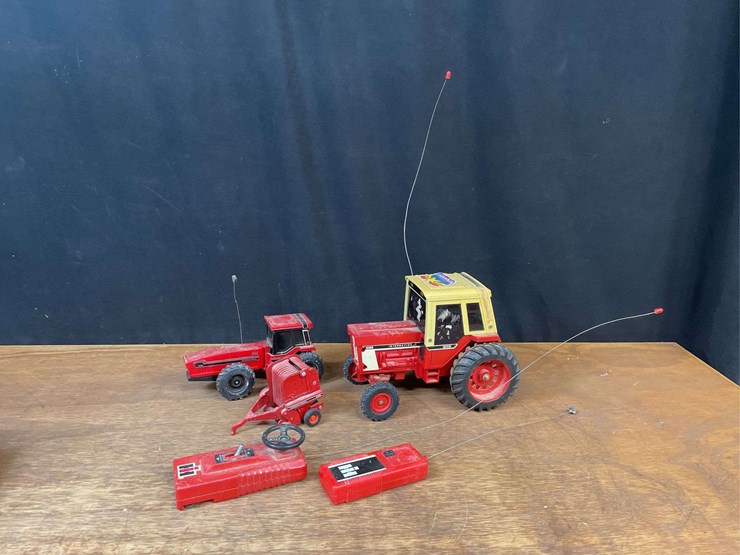 (3)-ih-tractors-+-baler-ertl-image-1
