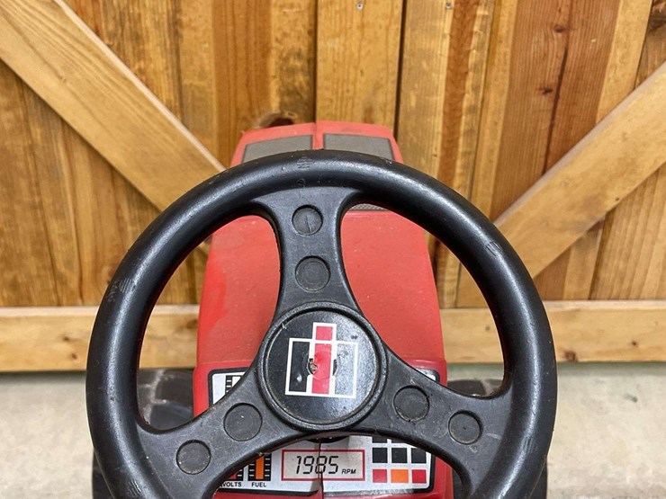ih-pedal-tractor-ertl-image-16