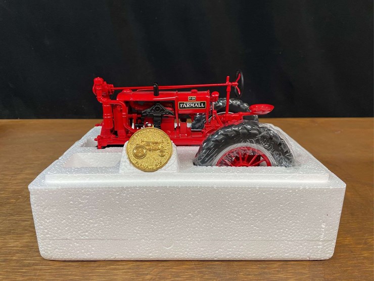 1/16-farmall-f20-precision-nib-ertl-image-2