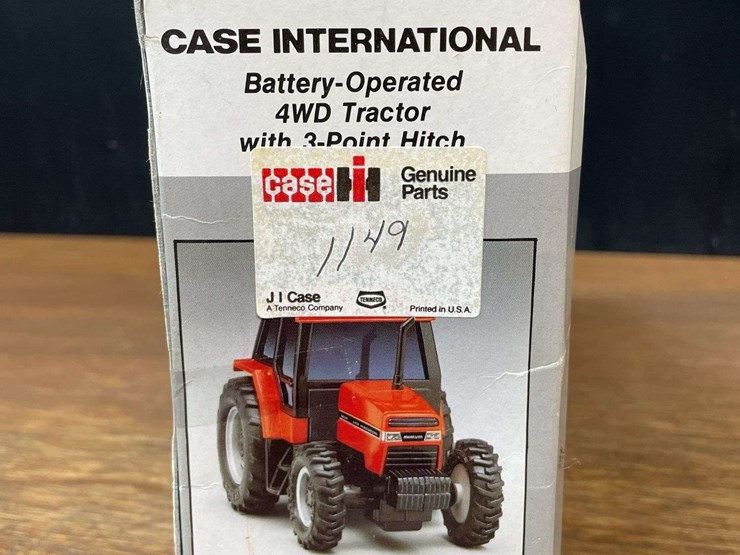 (3)-1/32-case-ih-tractors-+-spreader-nib-ertl-image-6