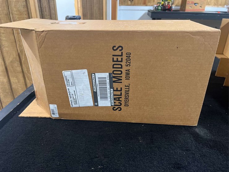 1/8-farmall-m-1995-fps-nib-sm-image-26