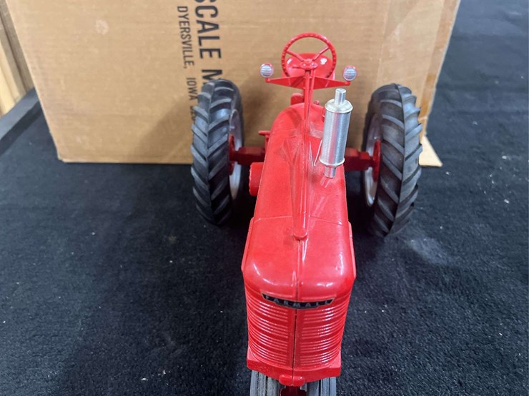 1/8-farmall-m-1995-fps-nib-sm-image-17