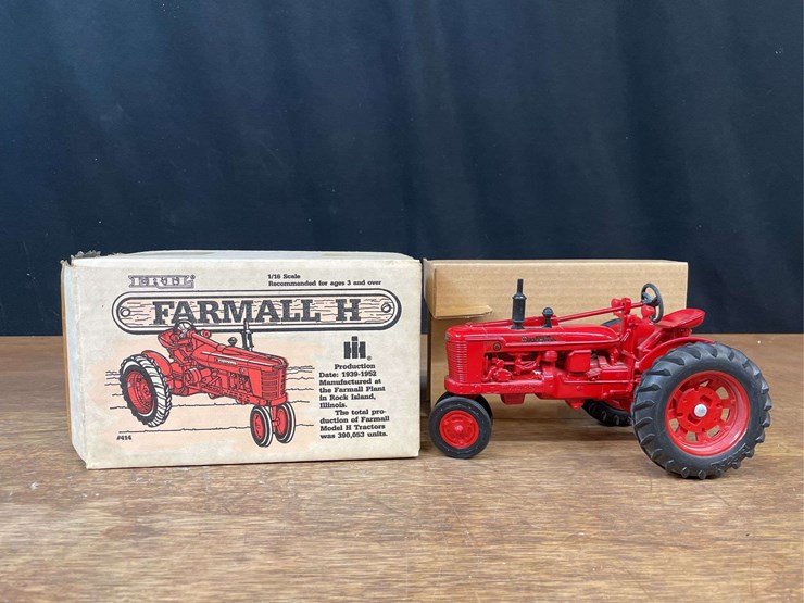 1/16-farmall-h-special-edition-nib-ertl-image-1