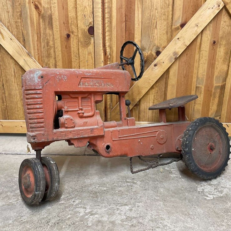Farmall 400 Pedal Tractor Eska