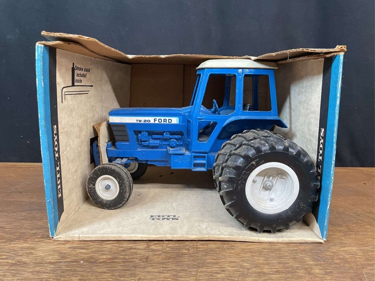 1/12-ford-tw-20-nib-ertl-image-1