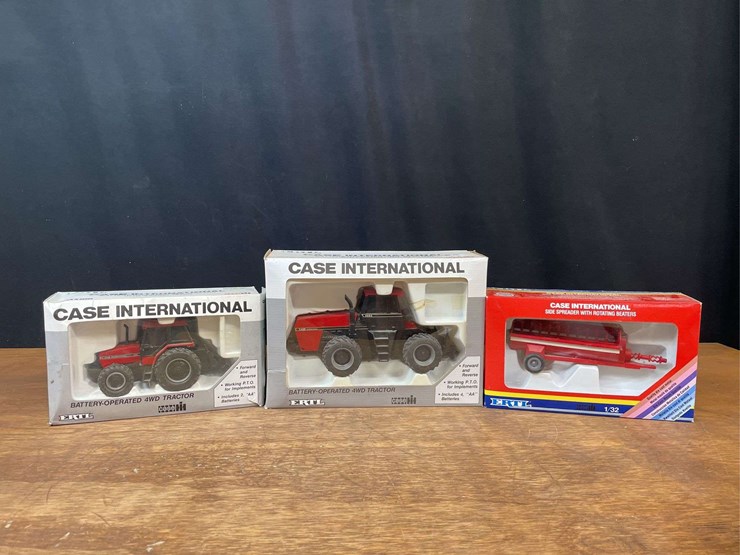 (3)-1/32-case-ih-tractors-+-spreader-nib-ertl-image-1