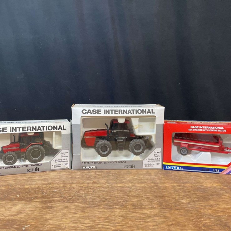 (3) 1/32 Case-IH Tractors + Spreader NIB Ertl