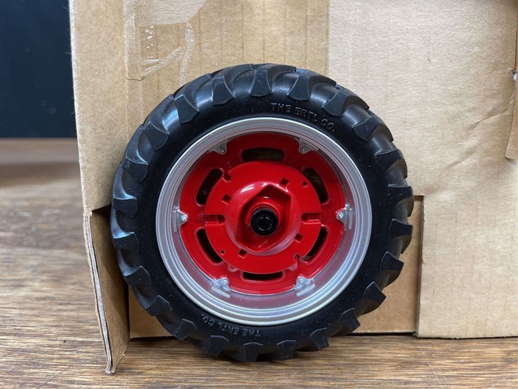 1/16-farmall-c-collector-nib-ertl-image-10