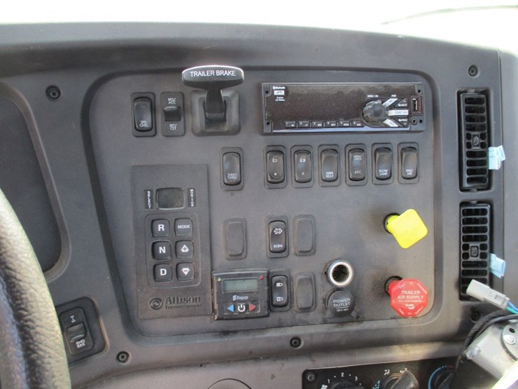 2021-freightliner-114sd-image-12