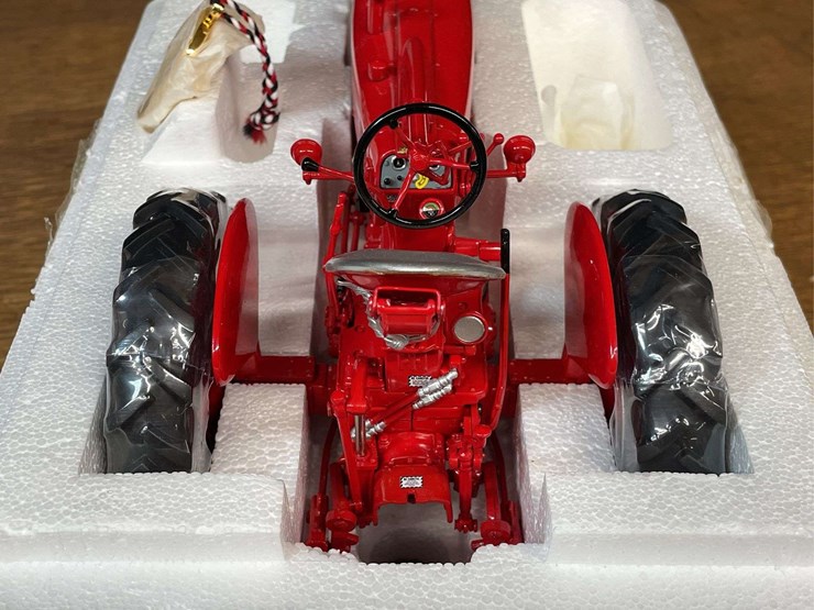 1/16-farmall-400-precision-nib-ertl-image-10
