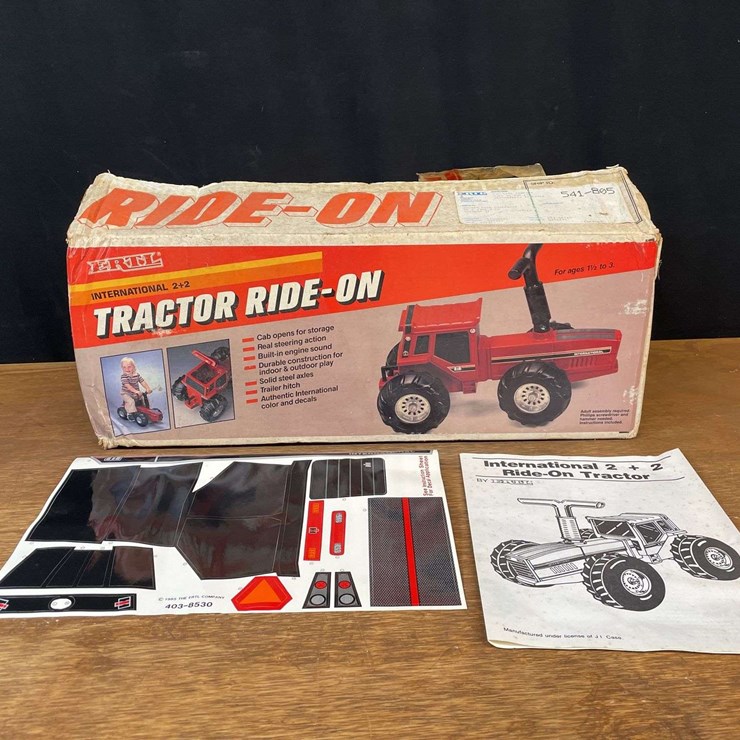 IH 2+2 Ride-On Tractor NIB Ertl