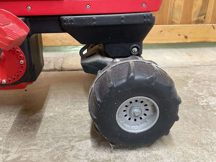 ih-pedal-tractor-ertl-image-24