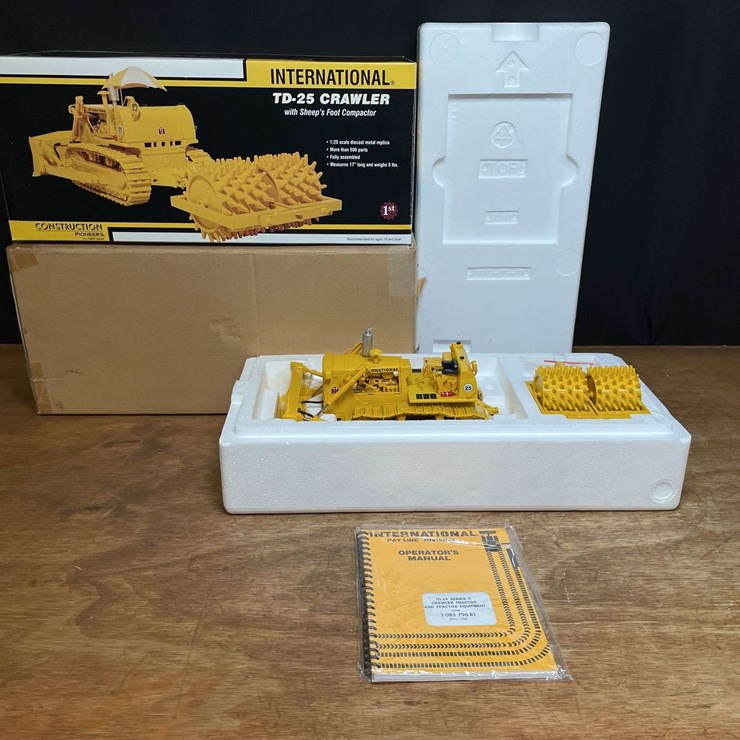 1/25 IH TD25 Crawler w/Sheep's Foot NIB 1st Gear