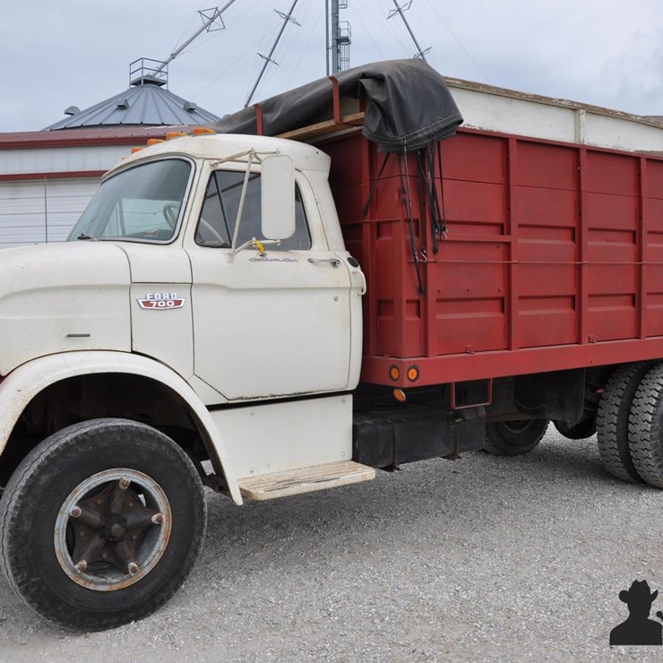 1967 FORD 700