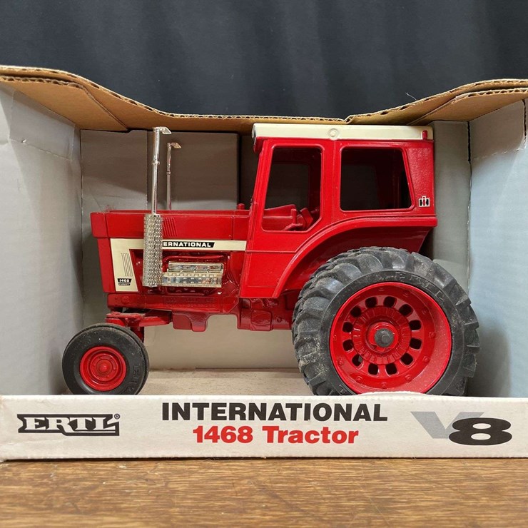 1/16 IH 1468 NIB Ertl