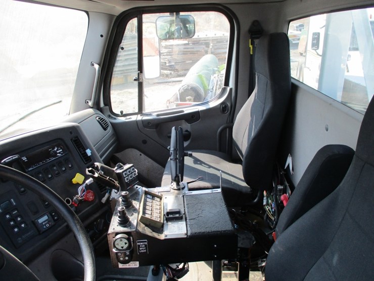 2021-freightliner-114sd-image-9