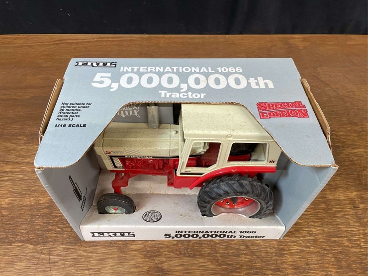 1/16-ih-1066-5-millionth-nib-ertl-image-2